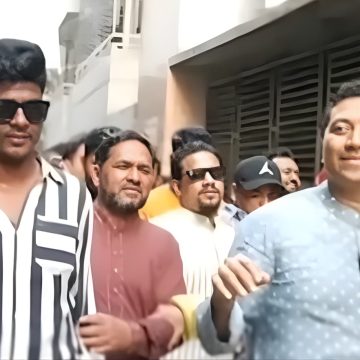 শিক্ষা প্রতিমন্ত্রী ববি হাজ্জাজের সঙ্গে কালা রাসেলের ছবি নেট দুনিয়ায় ভাইরাল। (1) শিক্ষা প্রতিমন্ত্রী ববি হাজ্জাজের সঙ্গে কালা রাসেলের ছবি।