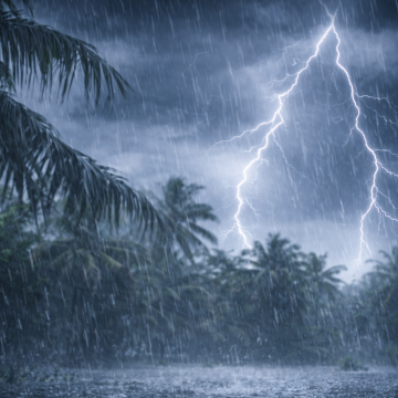 শীতের শেষ রেশ কাটতেই আঘাত হানছে বজ্রবৃষ্টি