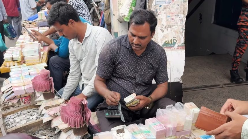 ঈদ উপলক্ষে নতুন টাকার জন্য ব্যাংকে ভোগান্তি, ফুটপাথে চড়া দামে বিক্রি